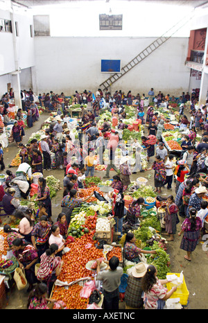 GUATEMALA CHICHICASTENANGO eine Draufsicht des großen indoor indigenen Gemüsemarktes in Chichicastenango Stockfoto