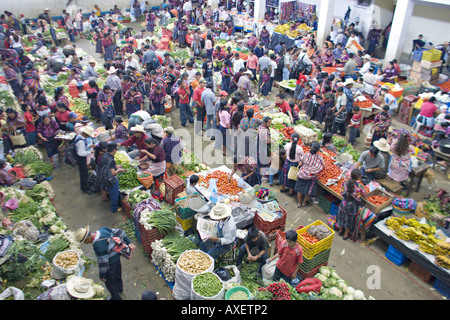 GUATEMALA CHICHICASTENANGO eine Draufsicht des großen indoor indigenen Gemüsemarktes in Chichicastenango Stockfoto