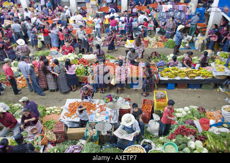 GUATEMALA CHICHICASTENANGO eine Draufsicht des großen indoor indigenen Gemüsemarktes in Chichicastenango Stockfoto