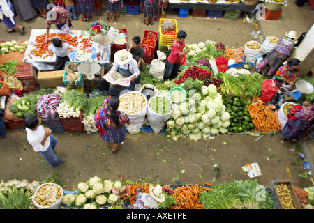 GUATEMALA CHICHICASTENANGO eine Draufsicht des großen indoor indigenen Gemüsemarktes in Chichicastenango Stockfoto