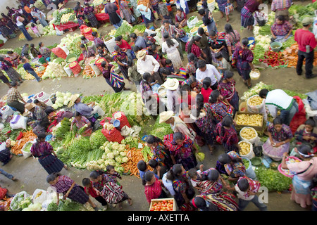 GUATEMALA CHICHICASTENANGO eine Draufsicht des großen indoor indigenen Gemüsemarktes in Chichicastenango Stockfoto