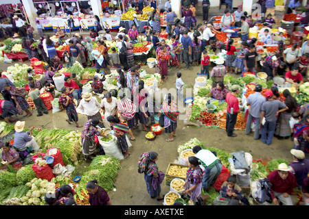 GUATEMALA CHICHICASTENANGO eine Draufsicht des großen indoor indigenen Gemüsemarktes in Chichicastenango Stockfoto