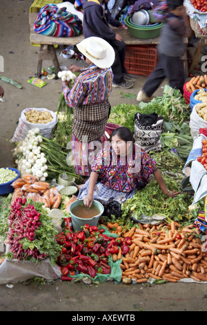 GUATEMALA CHICHICASTENANGO eine Draufsicht des großen indoor indigenen Gemüsemarktes in Chichicastenango Stockfoto