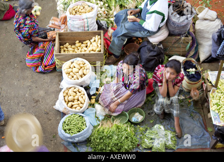 GUATEMALA CHICHICASTENANGO eine Draufsicht des großen indoor indigenen Gemüsemarktes in Chichicastenango Stockfoto