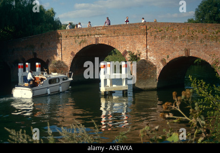 Boot auf der Themse bei Sonning-Brücke, Sonning, in der Nähe von Reading, Berkshire, England, UK Stockfoto