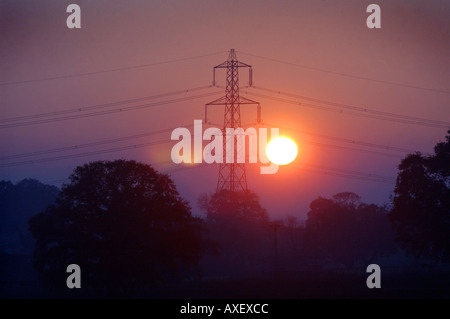 Ein Strom-Pylon-Bild mit den Sonnenuntergang hinter Stockfoto