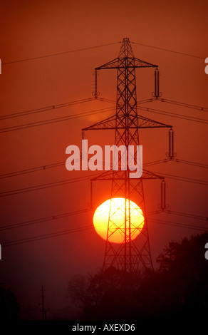 Ein Strom-Pylon-Bild mit den Sonnenuntergang hinter Stockfoto