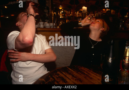 Zwei Trinker entleeren ihre Gläser in einer London Wine Bar. Stockfoto