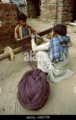 Indien Handwerk Fatehpur Sikri Uttar Pradesh Tuch weben Männer Einfädeln der Heddle mit dem warp Stockfoto