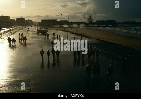 Massen Fuß entlang der Promenade Ar Blackpool, Lancashire UK Stockfoto