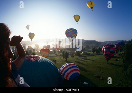 Masse abheben von Heißluft Ballons auf dem Gelände des Longleat House, Warminster, Wiltshire, England, UK Stockfoto