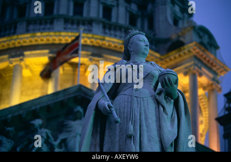 Statue von Königin Victoria steht vor der Belfast City Hall im Zentrum Stadt, Nordirland. Stockfoto