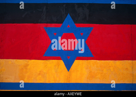 Graffiti-Detail aus der Berliner Mauer, die die israelische Davidstern über die deutsche Flagge zeigt. Stockfoto