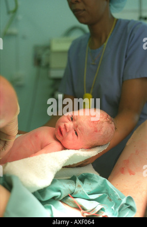 Hebamme mit einem Gewicht von Neugeborenen. Stockfoto