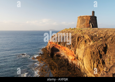 Castillo de Las Coloradas in der Nähe von Playa Blanca auf Lanzatote auf den Kanarischen Inseln. Stockfoto