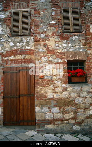 Typisches Hausfassade, Monticchiello, in der Nähe von Pienza, Toskana, Italien Stockfoto