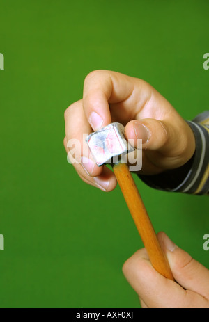 Cue Stick Wit Kreide Block geringe Schärfentiefe Stockfoto