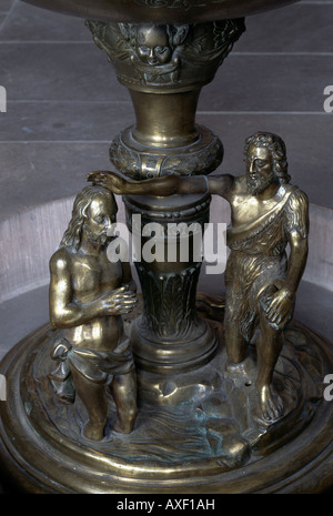 Marburg, Pfarrkirche St. Marien, Fuß der Bronzetaufe Stockfoto