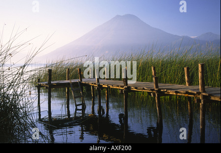 Lake Atitlan im Morgengrauen mit Toliman Vulkan hinter im westlichen Hochland von Guatemala Zentralamerika Stockfoto
