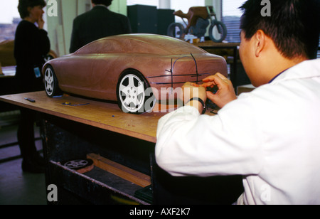 Kunststudenten arbeiten an Projekten Prototyp Auto Stockfoto