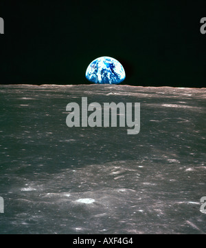 Blick vom Apollo 11 Raumschiff Erde erhebt sich über den Mondhorizont - Mondgelände gezeigt ist das Smyth's Sea 20/7/1969 Stockfoto