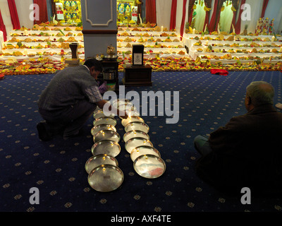 Shree Swaminarayan Tempel Streatham London England Diwali Opfergaben im Tempel Vorbereitung Puja Tabletts Stockfoto