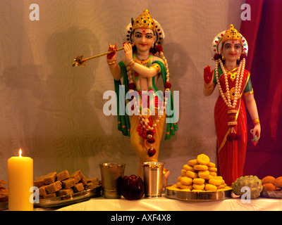 Shree Swaminarayan Tempel Streatham London England Krishna und Radha mit Diwali angeboten und Kerzen Stockfoto