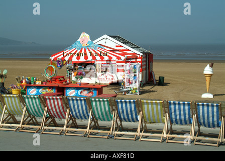 Weston Super Mare Badeort Hauptsandstrand Sommer um ca. 9 00am Lorrains Tee Bar Shop Stand Liegestühle für die Tage Besucher UK vorbereitet Stockfoto