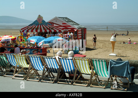 Weston Super Mare den Hauptstrand Stall und Liegestühlen Stockfoto