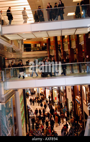 Shopper strömen in das neue Time Warner Center Stockfoto