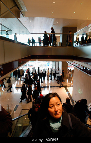 Shopper strömen in das neue Time Warner Center Stockfoto