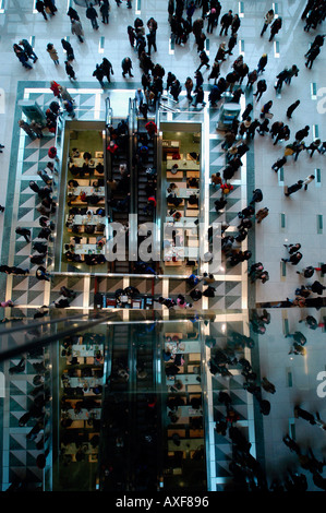 Shopper strömen in das neue Time Warner Center Stockfoto