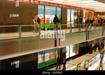 Shopper strömen in das neue Time Warner Center Stockfoto