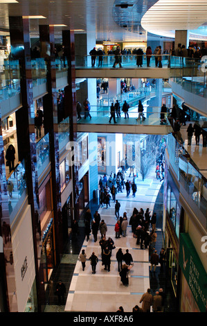 Shopper strömen in das neue Time Warner Center Stockfoto