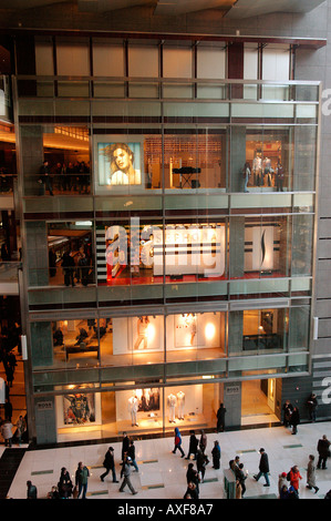 Shopper strömen in das neue Time Warner Center Stockfoto