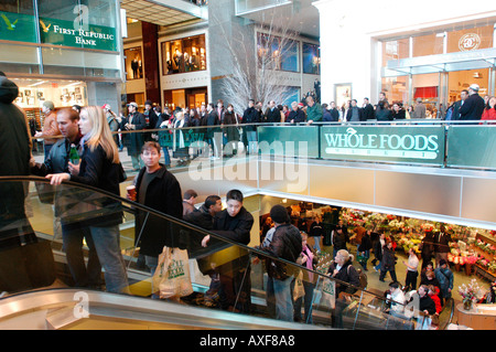 Shopper strömen in das neue Time Warner Center Stockfoto