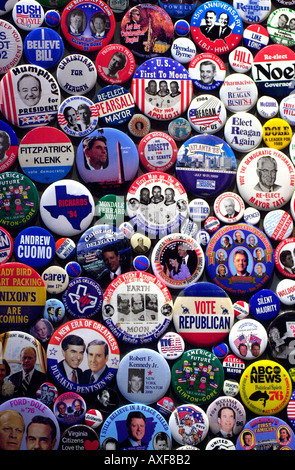 Eine Sammlung von Kampagne Schaltflächen für verschiedene Wahlen und politische Persönlichkeiten Stockfoto