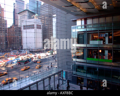 Shopper strömen in das neue Time Warner Center Stockfoto