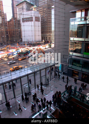 Shopper strömen in das neue Time Warner Center Stockfoto