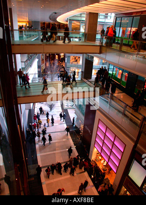 Shopper strömen in das neue Time Warner Center Stockfoto