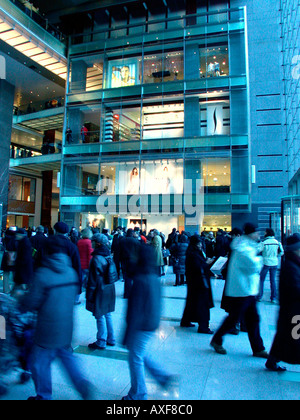 Shopper strömen in das neue Time Warner Center Stockfoto