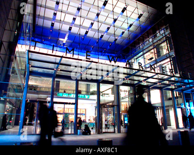 Shopper strömen in das neue Time Warner Center Stockfoto