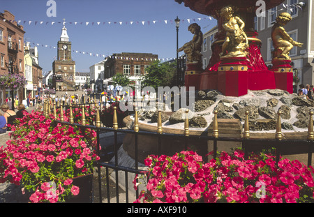 Sommerblumen am Brunnen in Dumfries Stadt Zentrum auf der Midsteeple Dumfries und Galloway Scotland UK Stockfoto