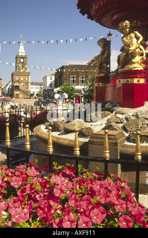 Sommerblumen am Brunnen in Dumfries Stadt Zentrum auf der Midsteeple Dumfries und Galloway Scotland UK Stockfoto