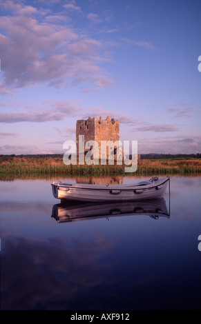 Am frühen Morgen ruhig Boot sitzen auf den Fluss Dee Blick auf Threave Castle auf Insel in der Nähe von Castle Douglas Scotland UK Stockfoto