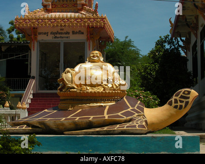 Wat Maisam Larn, Schildkröte Tempel mit riesigen Schildkröte Skulptur und großen Lachender Buddha gold statue auf Koh Larn, auch bekannt als Koralleninsel, Pattaya, Thailand Stockfoto
