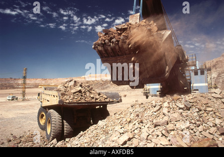 Große Bagger laden Gestein und Erz auf einen LKW in einem Tagebau-Diamond mine Botswana Afrika Stockfoto