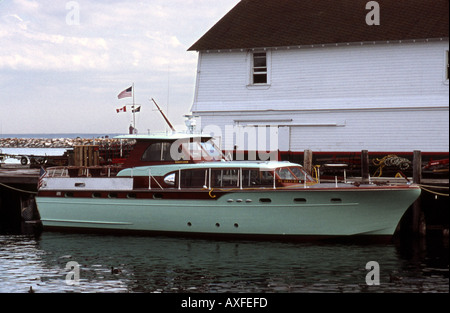 Klassisches Kajütboot auf Mackinac Island Michigan Hafen angedockt Stockfoto