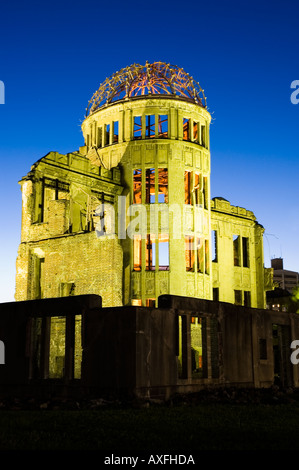 A Bomb Dome in Hiroshima zum Gedenken an den zweiten Weltkrieg atomaren Angriff ist nachts beleuchtet Stockfoto