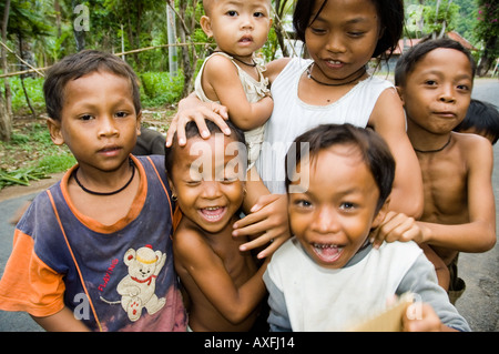 Kinder-Ansturm auf die Besucher in der kleinen Küstenstadt von Amed Bali Indonesien begrüßen Stockfoto